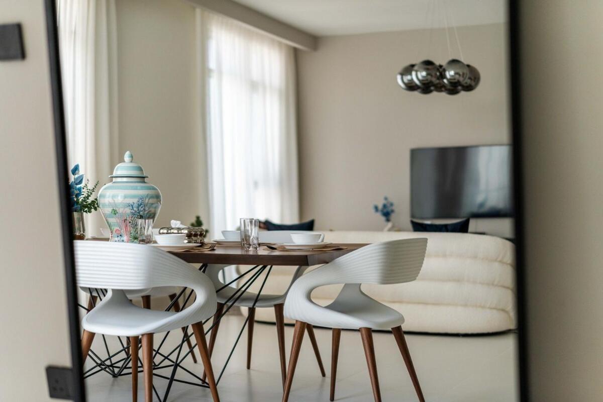 Apartment Luxury 3br Penthouse Retreat - Private & Palm Views *