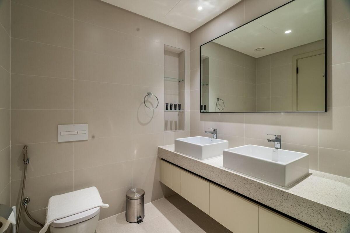 Luxury 3br Penthouse Retreat - Private & Palm Views Apartment