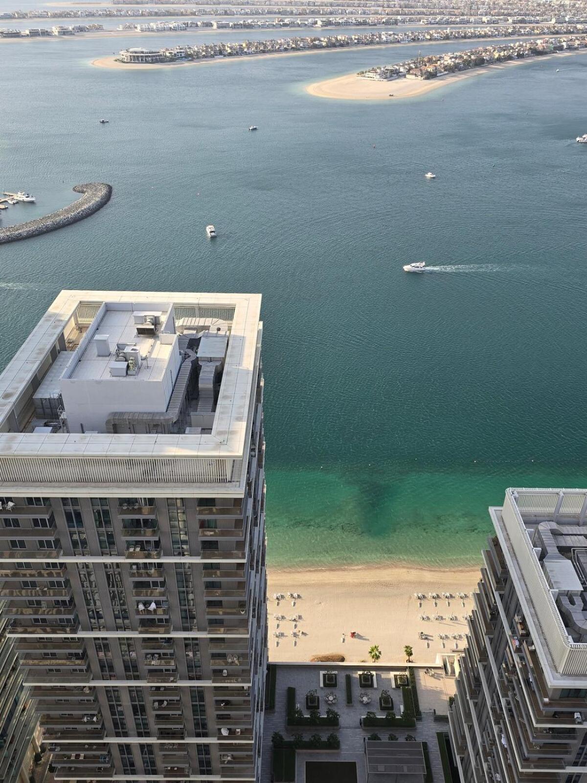 Luxury 3br Penthouse Retreat - Private & Palm Views Apartment